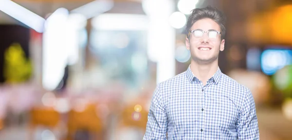 Jonge Knappe Man Met Bril Geïsoleerde Achtergrond Met Een Gelukkig — Stockfoto