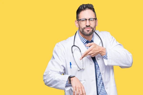 Bonito Jovem Médico Homem Sobre Fundo Isolado Pressa Apontando Para — Fotografia de Stock