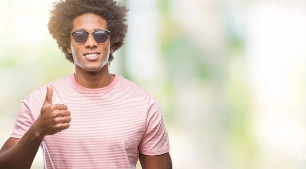 Afro Americký Muž Nosí Sluneční Brýle Izolované Pozadí Dělá Šťastné — Stock fotografie