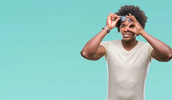 Afro Americano Homem Vestindo Óculos Sol Sobre Isolado Fundo Fazendo — Fotografia de Stock