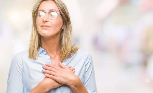 Jonge Mooie Zakenvrouw Geïsoleerde Achtergrond Glimlachend Met Handen Borst Met — Stockfoto