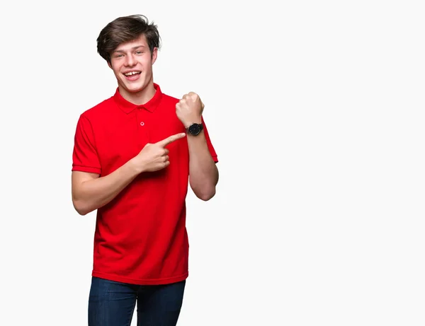 Jonge Knappe Man Met Rode Shirt Geïsoleerde Achtergrond Haast Wijzende — Stockfoto