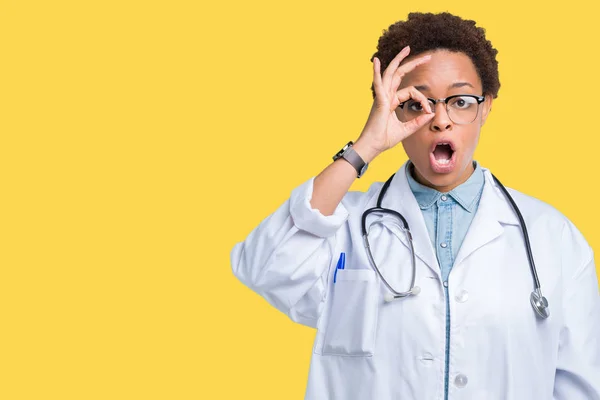 Joven Mujer Médica Afroamericana Que Usa Abrigo Médico Sobre Fondo — Foto de Stock