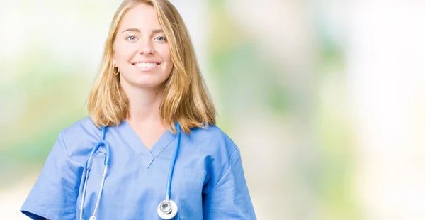 美丽的年轻医生妇女穿着医疗制服在孤立的背景手在一起和手指交叉微笑放松和欢快 成功和乐观 — 图库照片