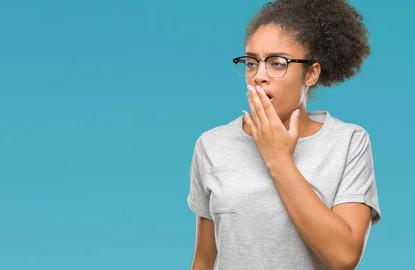 Mujer Afroamericana Joven Con Gafas Sobre Fondo Aislado Aburrido Bostezo —  Fotos de Stock