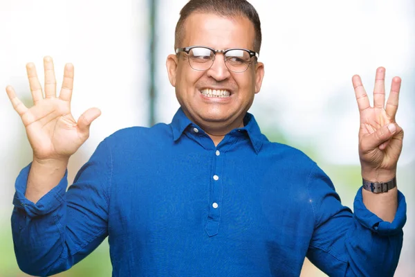 Medelåldern Arabiska Mannen Bär Glasögon Över Isolerade Bakgrund Visar Och — Stockfoto
