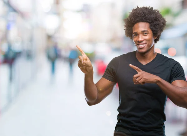 Afro Amerikansk Man Över Isolerade Bakgrund Leende Och Tittar Kameran — Stockfoto