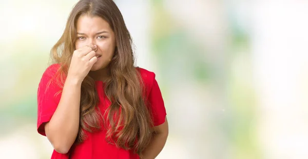 Mladá Krásná Bruneta Žena Nosí Červené Tričko Izolované Pozadí Vonící — Stock fotografie