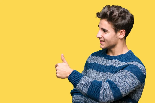 Joven Hombre Guapo Sobre Fondo Aislado Mirando Orgulloso Sonriendo Haciendo —  Fotos de Stock