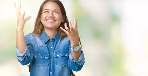 Junge Schöne Brünette Frau Trägt Blaues Jeanshemd Über Isoliertem Hintergrund — Stockfoto