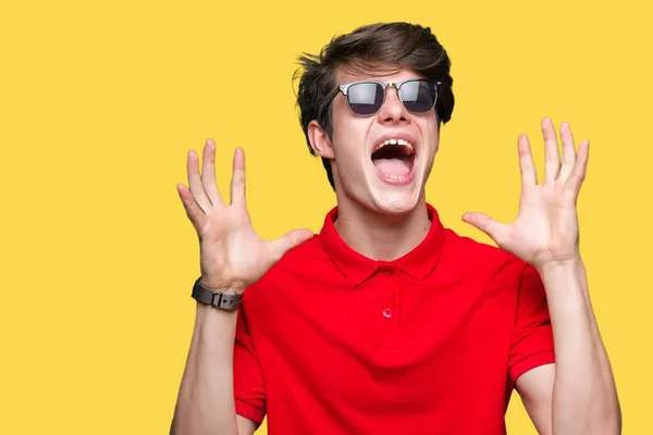 Joven Hombre Guapo Con Gafas Sol Sobre Fondo Aislado Celebrando —  Fotos de Stock