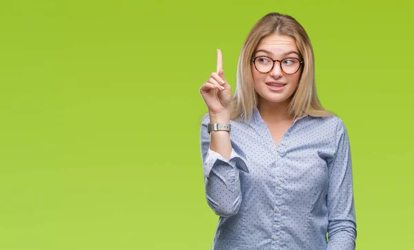 Joven Mujer Negocios Caucásica Con Gafas Sobre Fondo Aislado Apuntando —  Fotos de Stock