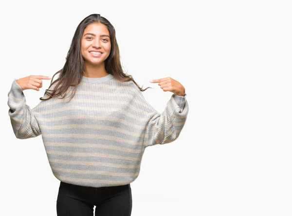 Junge Schöne Arabische Frau Trägt Winterpullover Über Isoliertem Hintergrund Und — Stockfoto