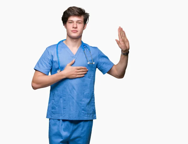 Mladý Doktor Nosí Uniformu Zdravotní Izolované Pozadí Nadávky Rukou Hrudi — Stock fotografie