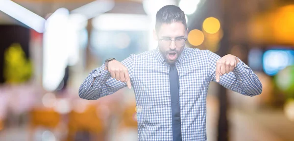 Giovane Uomo Affari Indossa Occhiali Sfondo Isolato Indicando Giù Con — Foto Stock