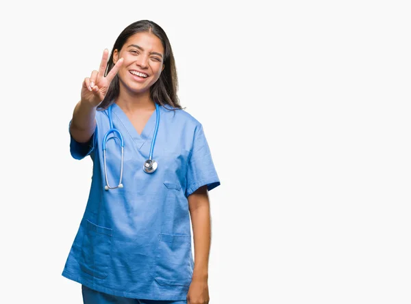 Młody Arab Lekarz Chirurg Kobieta Białym Tle Uśmiechnięty Szczęśliwy Twarz — Zdjęcie stockowe