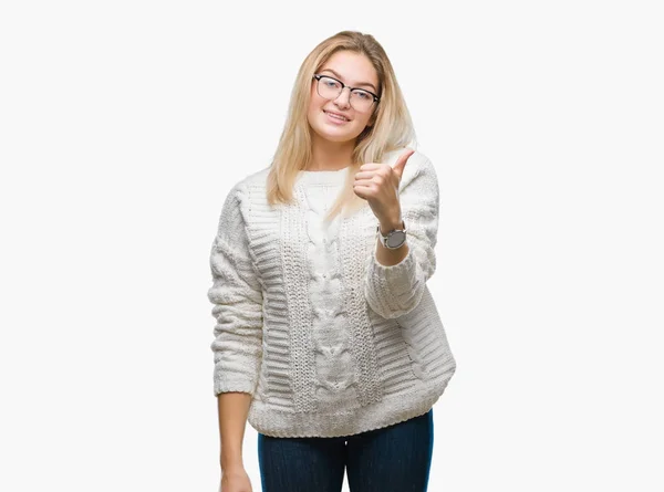 年轻的高加索妇女戴眼镜在孤立的背景做快乐的大拇指用手的手势 通过显示成功来批准镜头的表达 — 图库照片