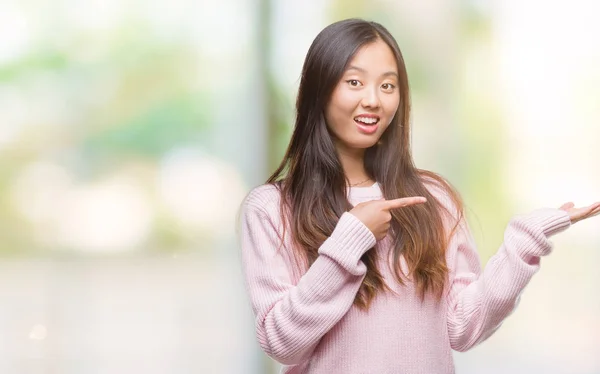 Jovem Mulher Asiática Sobre Fundo Isolado Espantado Sorrindo Para Câmera — Fotografia de Stock