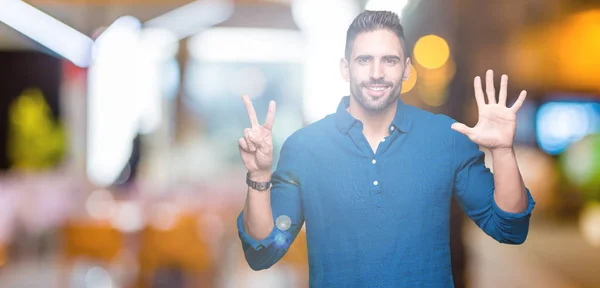 Joven Hombre Guapo Sobre Fondo Aislado Mostrando Señalando Hacia Arriba —  Fotos de Stock