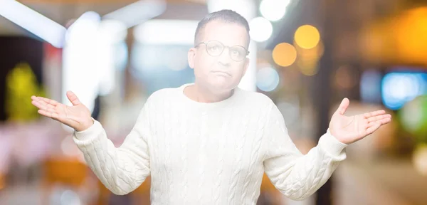 Pria Arab Usia Pertengahan Memakai Kacamata Atas Latar Belakang Terisolasi — Stok Foto