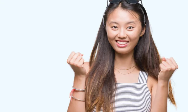 Jonge Aziatische Vrouw Dragen Van Een Zonnebril Geïsoleerde Achtergrond Vieren — Stockfoto