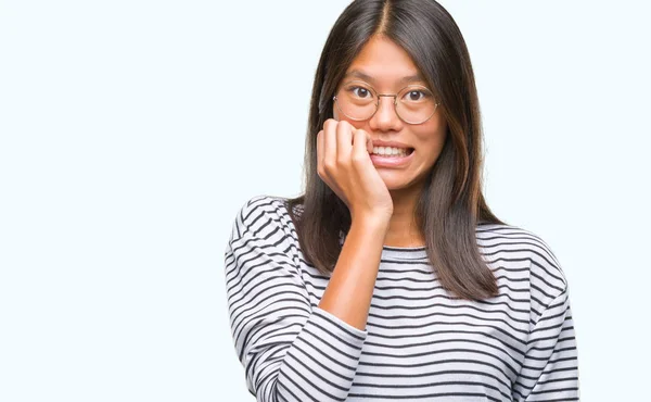 Junge Asiatische Frau Mit Brille Über Isoliertem Hintergrund Sieht Gestresst — Stockfoto