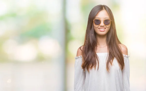 Junge Asiatische Frau Mit Sonnenbrille Über Isoliertem Hintergrund Mit Einem — Stockfoto