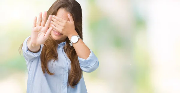 Ung Vacker Brunett Affärskvinna Över Isolerade Bakgrund Som Täcker Ögon — Stockfoto