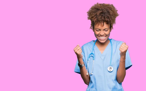 Joven Mujer Médica Afroamericana Sobre Fondo Aislado Muy Feliz Emocionado — Foto de Stock