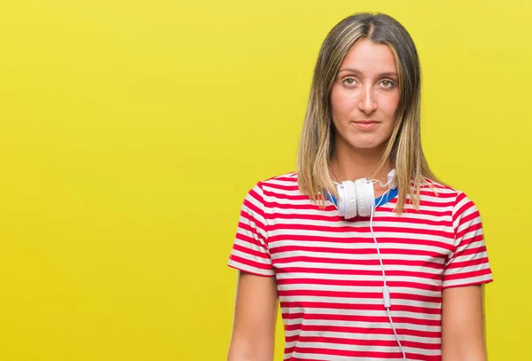 Jovem Mulher Bonita Ouvindo Música Usando Fones Ouvido Sobre Fundo — Fotografia de Stock