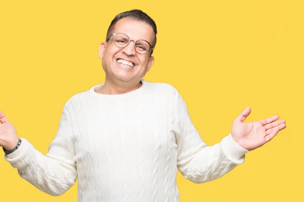 Hombre Árabe Mediana Edad Con Gafas Sobre Fondo Aislado Sonriendo — Foto de Stock