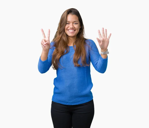 Joven Hermosa Morena Vistiendo Suéter Azul Sobre Fondo Aislado Mostrando — Foto de Stock