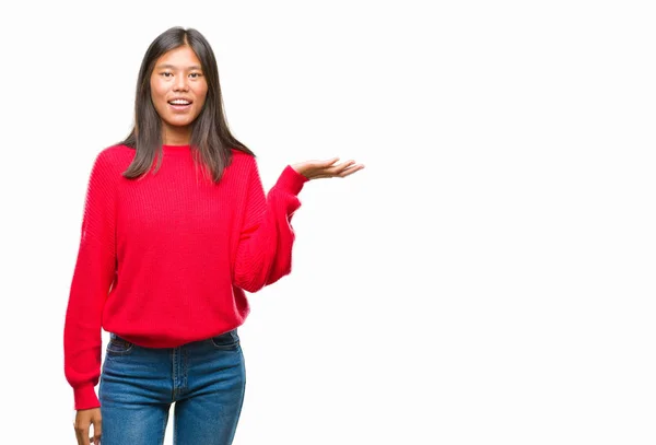 Joven Mujer Asiática Vistiendo Suéter Invierno Sobre Fondo Aislado Sonriendo — Foto de Stock