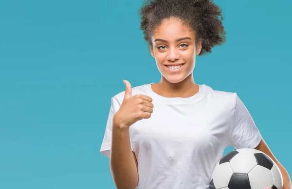 Joven Hermosa Afroamericana Sosteniendo Pelota Fútbol Sobre Fondo Aislado Feliz —  Fotos de Stock