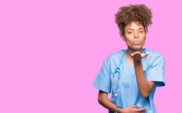 Junge Afrikanisch Amerikanische Ärztin Mit Isoliertem Hintergrund Die Die Kamera — Stockfoto
