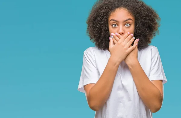 Junge Afroamerikanerin Über Isolierten Hintergrund Schockiert Mund Mit Den Händen — Stockfoto