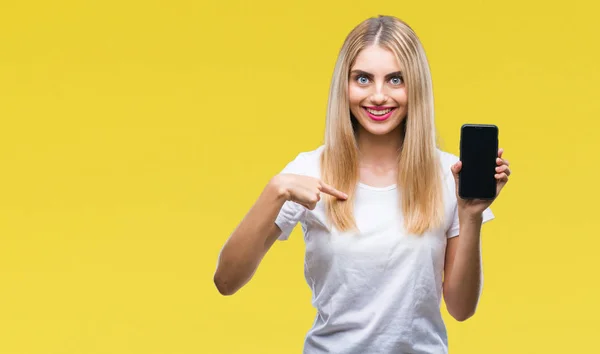 Giovane Bella Donna Bionda Mostrando Smartphone Sfondo Isolato Con Faccia — Foto Stock