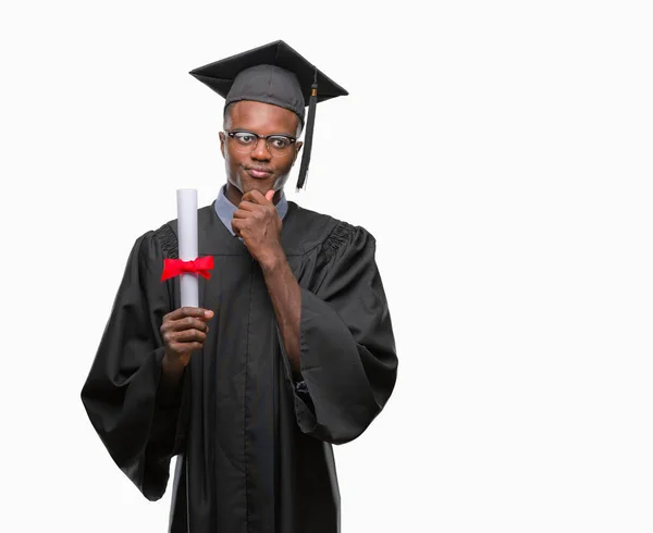 Jovem Graduado Afro Americano Homem Segurando Grau Sobre Fundo Isolado — Fotografia de Stock