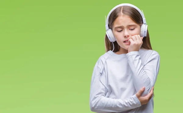 Молодая Красивая Девушка Наушниках Слушающая Музыку Изолированном Фоне Выглядящая Напряженной — стоковое фото