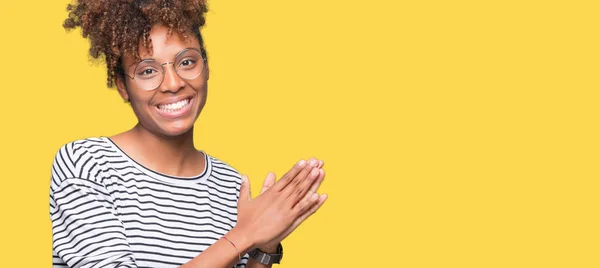 Linda Jovem Afro Americana Vestindo Óculos Sobre Fundo Isolado Batendo — Fotografia de Stock