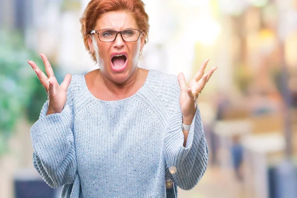 Atractiva Mujer Pelirroja Caucásica Mayor Con Gafas Sobre Fondo Aislado — Foto de Stock