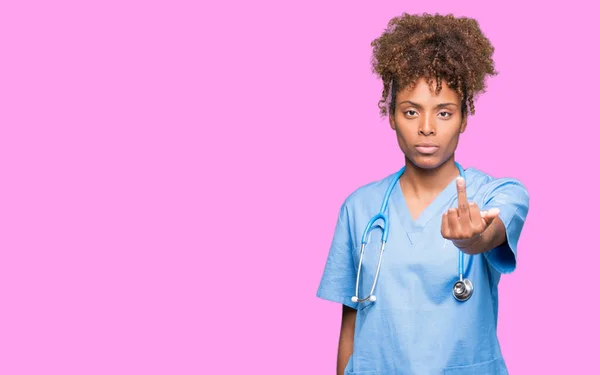 Joven Afroamericana Médico Mujer Sobre Aislado Fondo Mostrando Dedo Medio — Foto de Stock
