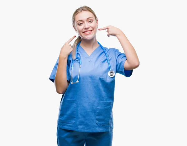 Młoda Blondynka Chirurg Lekarz Kobieta Białym Tle Uśmiechający Się Pewnie — Zdjęcie stockowe