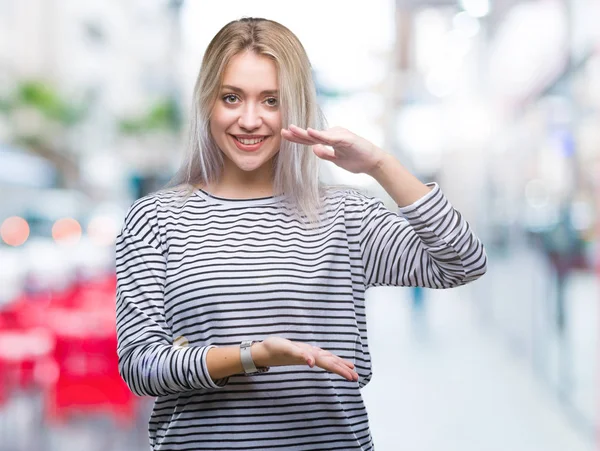 Mujer Rubia Joven Sobre Fondo Aislado Gesticulando Con Las Manos — Foto de Stock