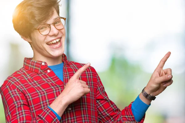 Joven Hombre Guapo Con Gafas Sobre Fondo Aislado Sonriendo Mirando — Foto de Stock