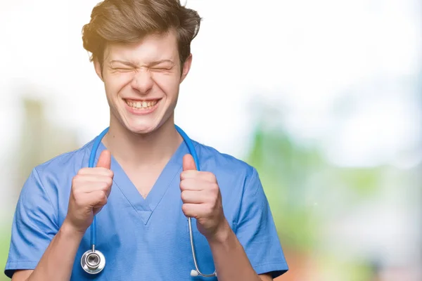 Jovem Médico Vestindo Uniforme Médico Sobre Fundo Isolado Animado Para — Fotografia de Stock