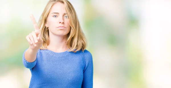Wanita Muda Cantik Mengenakan Sweater Biru Atas Latar Belakang Terisolasi — Stok Foto