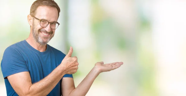 Guapo Mediana Edad Hoary Hombre Mayor Usar Gafas Sobre Fondo — Foto de Stock