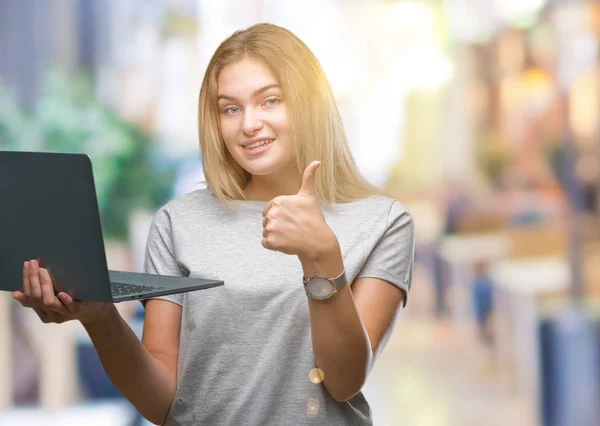 Joven Mujer Caucásica Usando Computadora Portátil Sobre Fondo Aislado Feliz —  Fotos de Stock