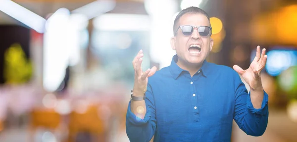 Homem Árabe Meia Idade Usando Óculos Sol Sobre Fundo Isolado — Fotografia de Stock